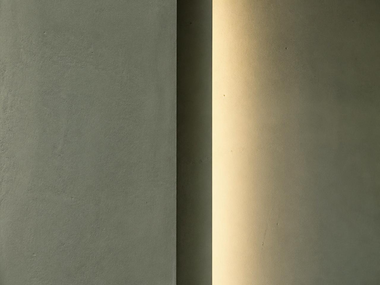 Editorial placeholder: a minimal interior detail with an ivory plaster wall, sage textile and soft directional daylight